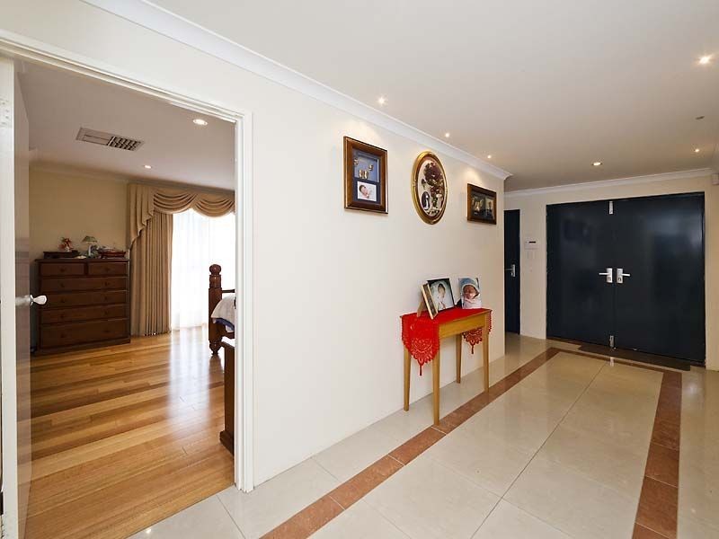 10 Tuckeroo Parade, Helena Valley WA 6056