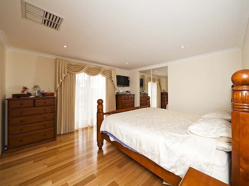 10 Tuckeroo Parade, Helena Valley WA 6056