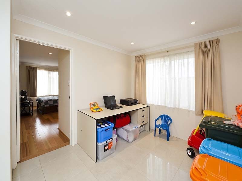 10 Tuckeroo Parade, Helena Valley WA 6056