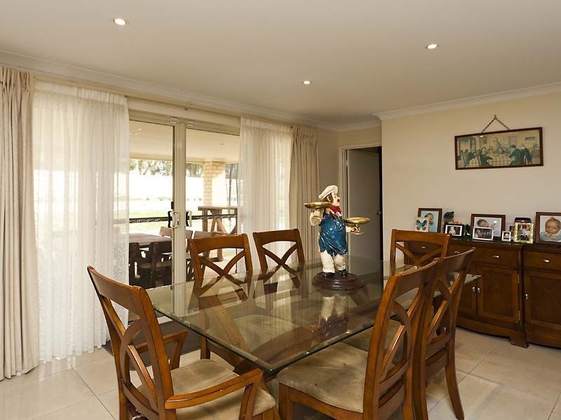 10 Tuckeroo Parade, Helena Valley WA 6056