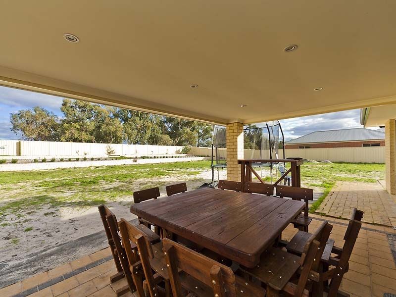 10 Tuckeroo Parade, Helena Valley WA 6056