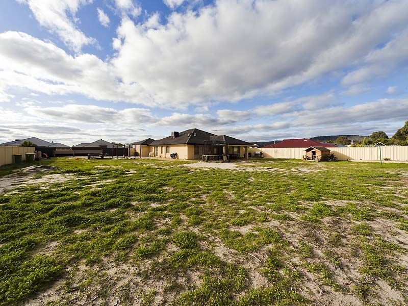 10 Tuckeroo Parade, Helena Valley WA 6056