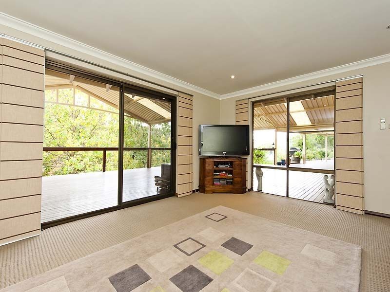 70 Lawnbrook Road East, Bickley WA 6076