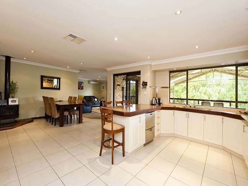 70 Lawnbrook Road East, Bickley WA 6076