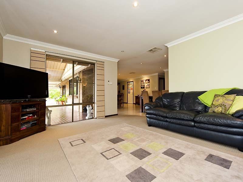 70 Lawnbrook Road East, Bickley WA 6076