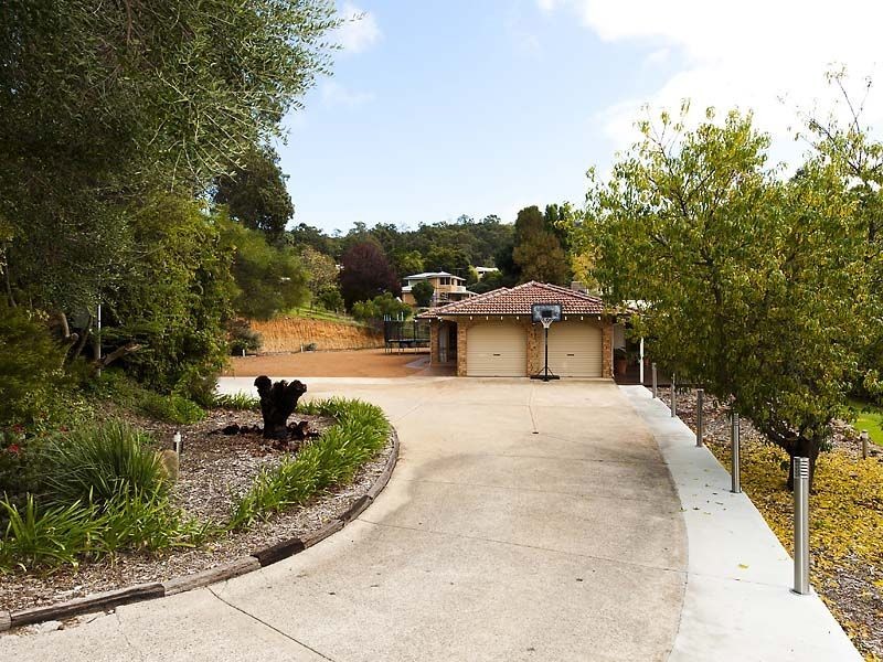 70 Lawnbrook Road East, Bickley WA 6076