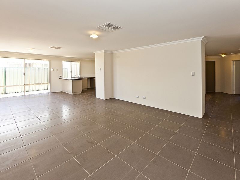 2/268 Adelaide Street, High Wycombe WA 6057