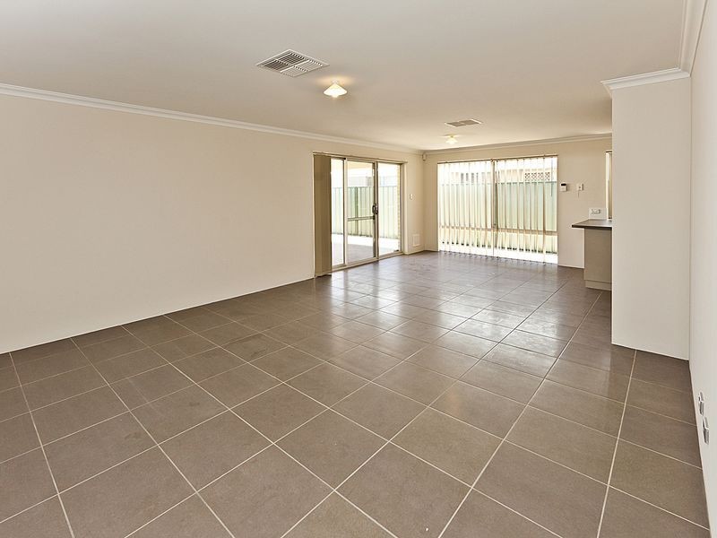 2/268 Adelaide Street, High Wycombe WA 6057