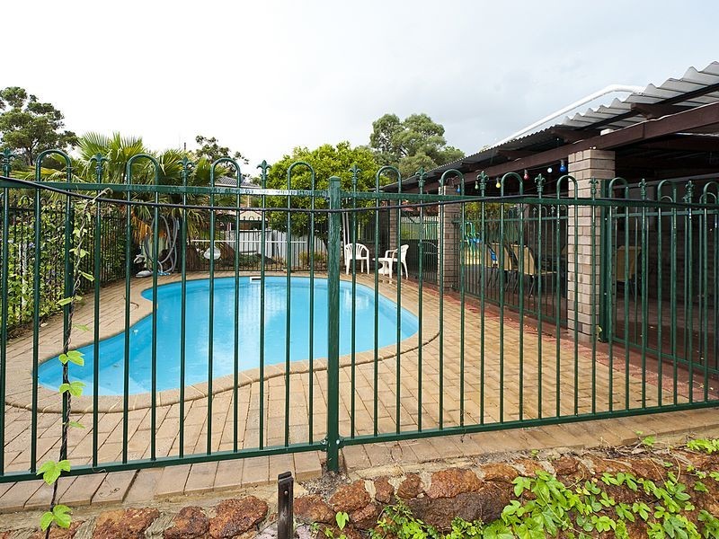 13 Barwon Street, Lesmurdie WA 6076