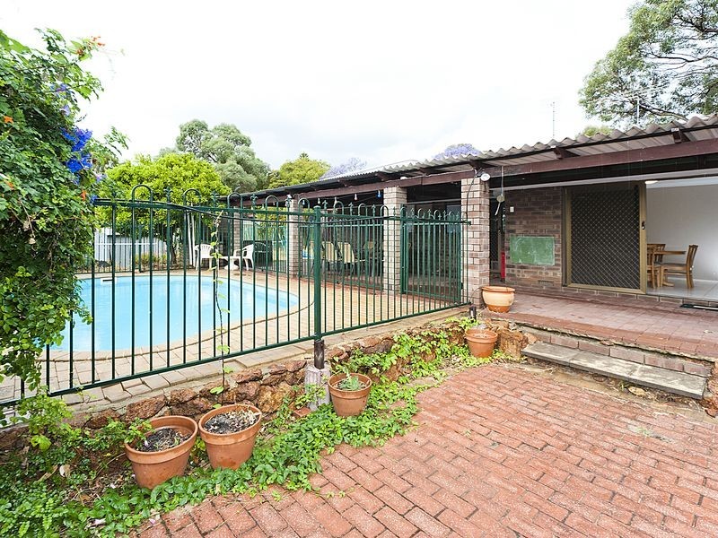 13 Barwon Street, Lesmurdie WA 6076