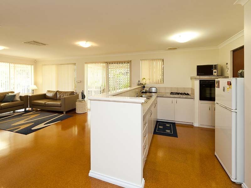 11 Sapphire Way, Maida Vale WA 6057