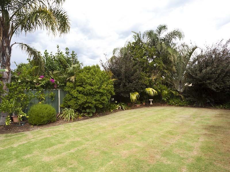 11 Sapphire Way, Maida Vale WA 6057