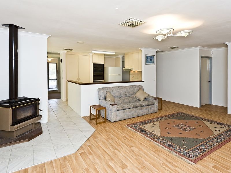 4 Snipe Crt, High Wycombe WA 6057