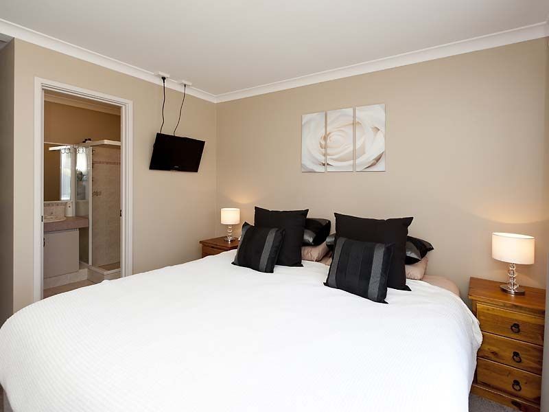 27 Russell Road, Maida Vale WA 6057