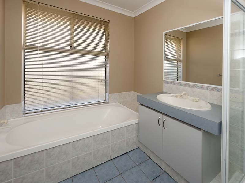 27 Russell Road, Maida Vale WA 6057