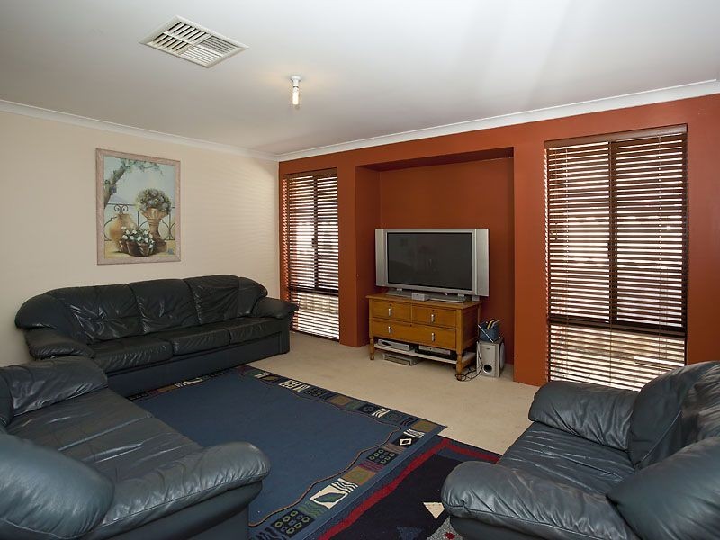 52 Buttercup Cres, High Wycombe WA 6057