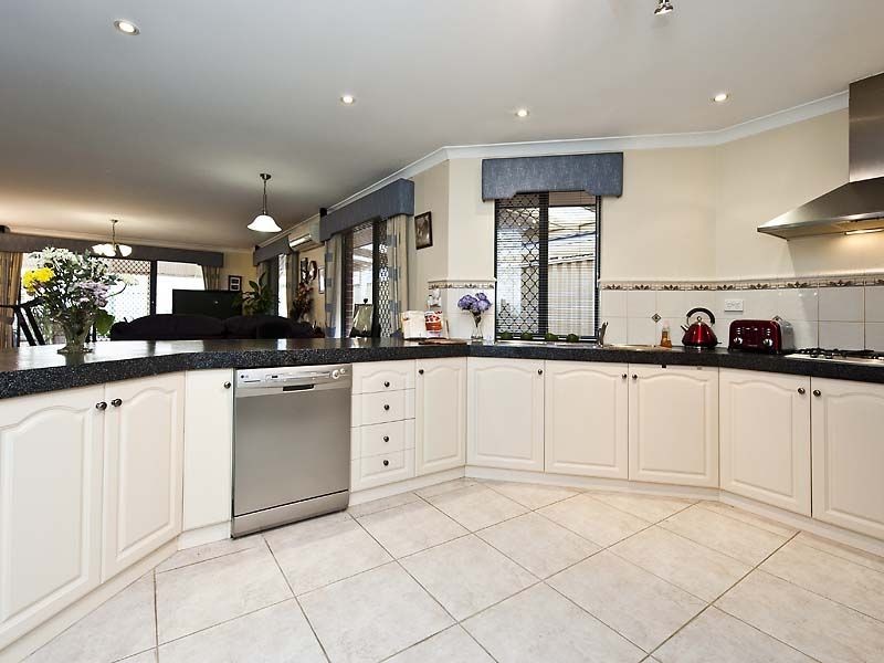 9 Pinker Crescent, Maida Vale WA 6057