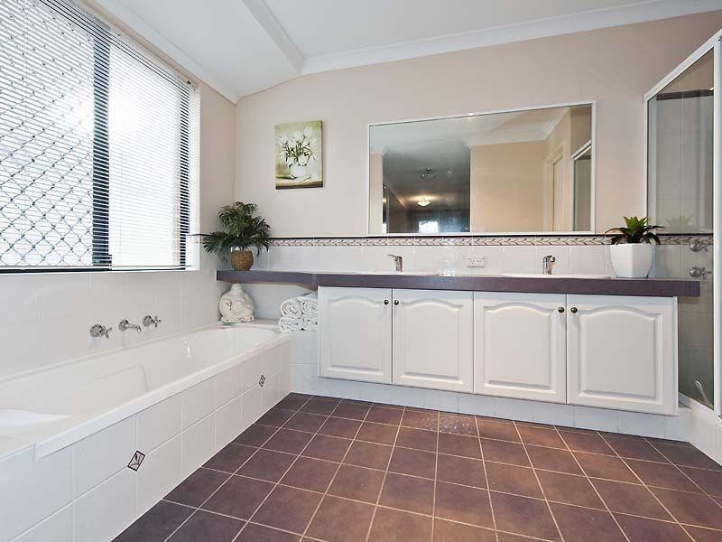 9 Pinker Crescent, Maida Vale WA 6057