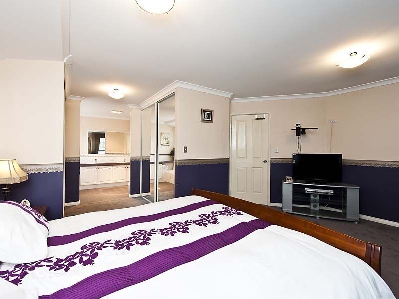 9 Pinker Crescent, Maida Vale WA 6057