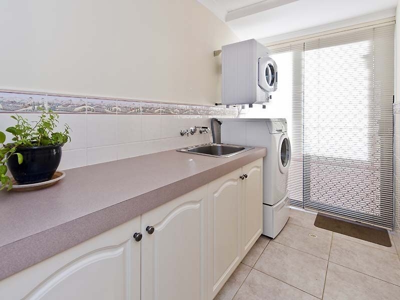 9 Pinker Crescent, Maida Vale WA 6057