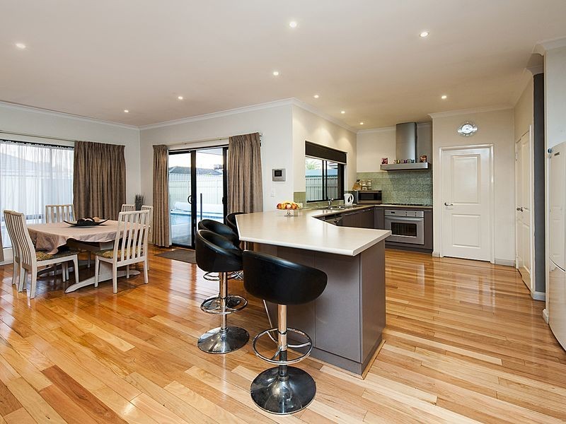 16 Brittain Road, Wattle Grove WA 6107