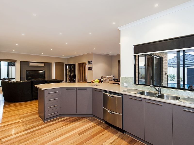 16 Brittain Road, Wattle Grove WA 6107