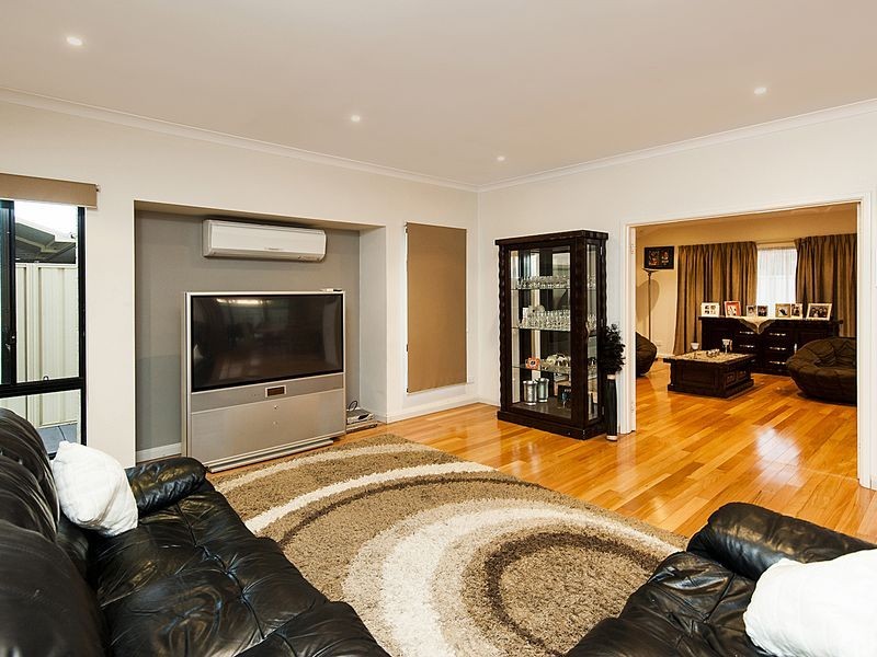 16 Brittain Road, Wattle Grove WA 6107