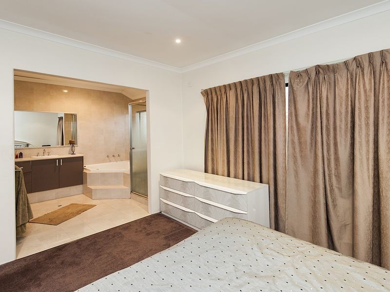 16 Brittain Road, Wattle Grove WA 6107