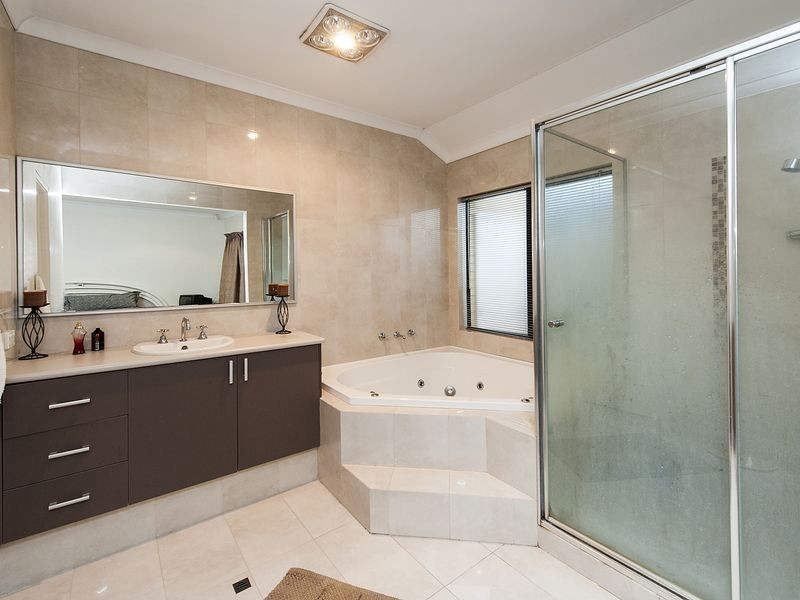 16 Brittain Road, Wattle Grove WA 6107