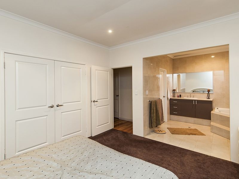 16 Brittain Road, Wattle Grove WA 6107