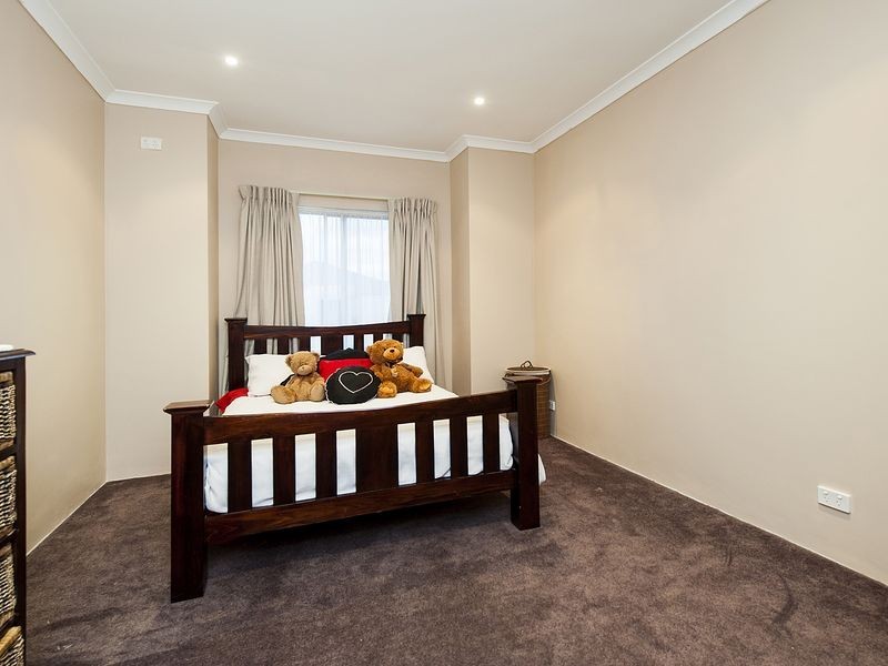 16 Brittain Road, Wattle Grove WA 6107