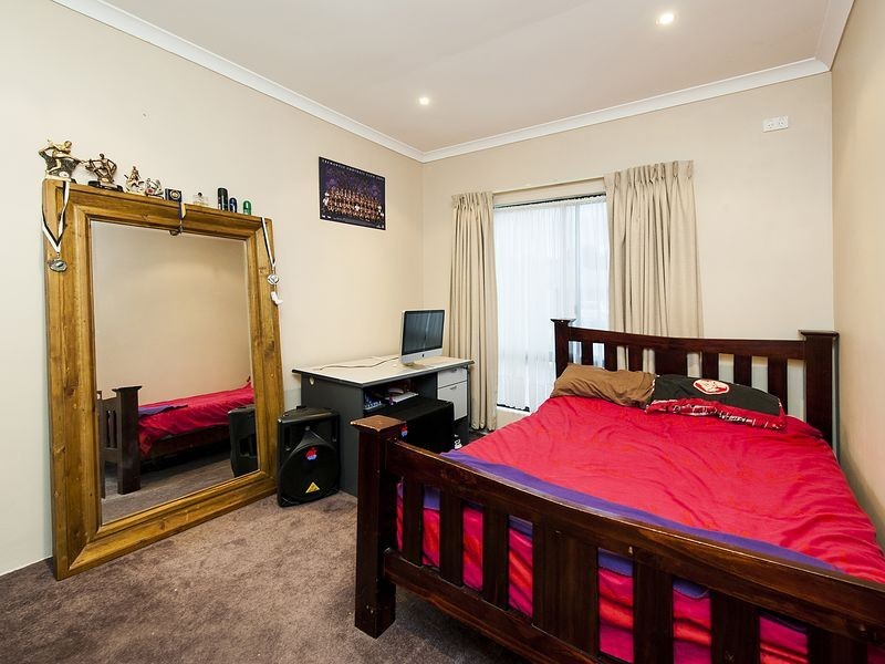 16 Brittain Road, Wattle Grove WA 6107