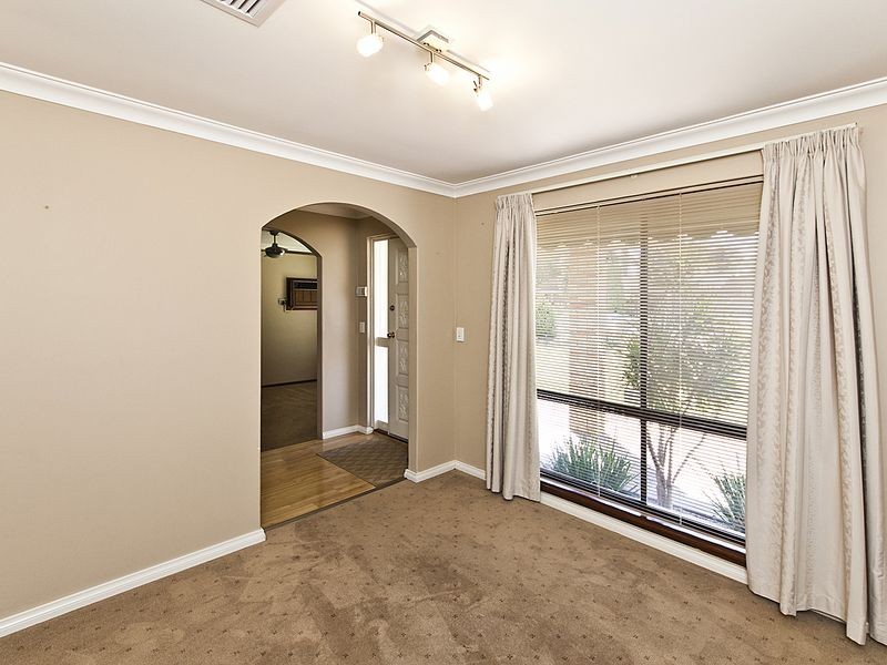 32 Calluna Way, Forrestfield WA 6058