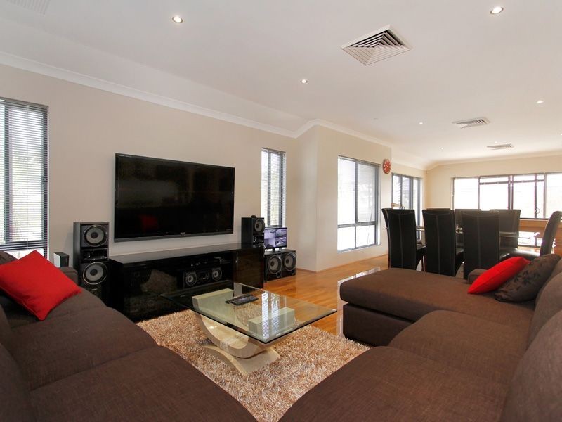24 Magnesia Road, Wattle Grove WA 6107