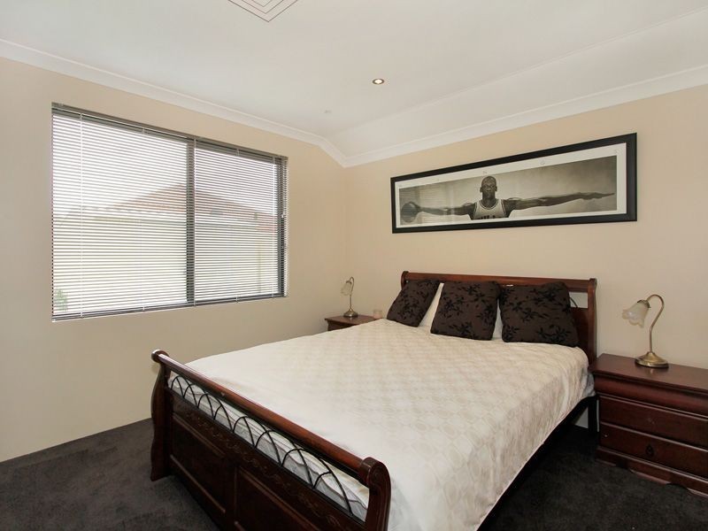 24 Magnesia Road, Wattle Grove WA 6107