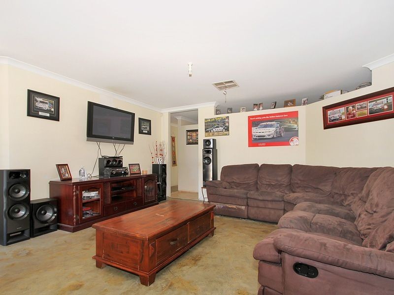 2 Mica Mews, Wattle Grove WA 6107