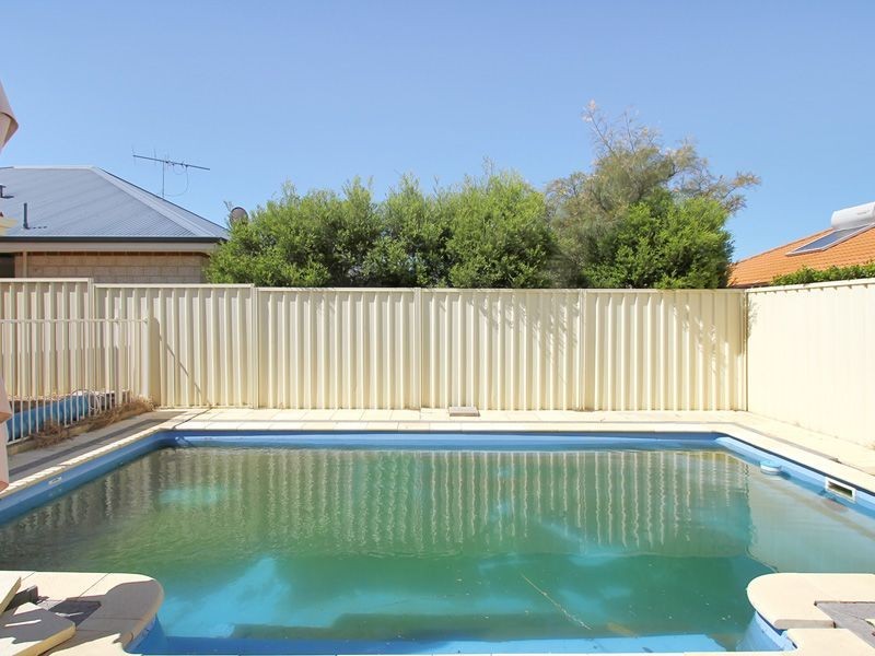 2 Mica Mews, Wattle Grove WA 6107