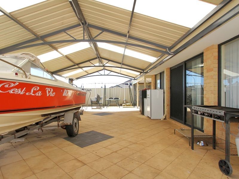 2 Mica Mews, Wattle Grove WA 6107