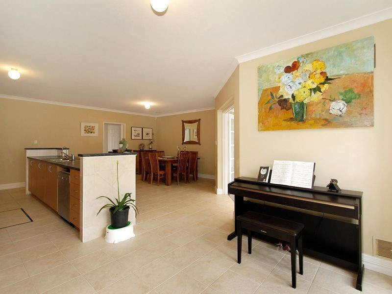 15 Merlin Way, Wattle Grove WA 6107