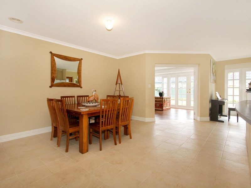 15 Merlin Way, Wattle Grove WA 6107