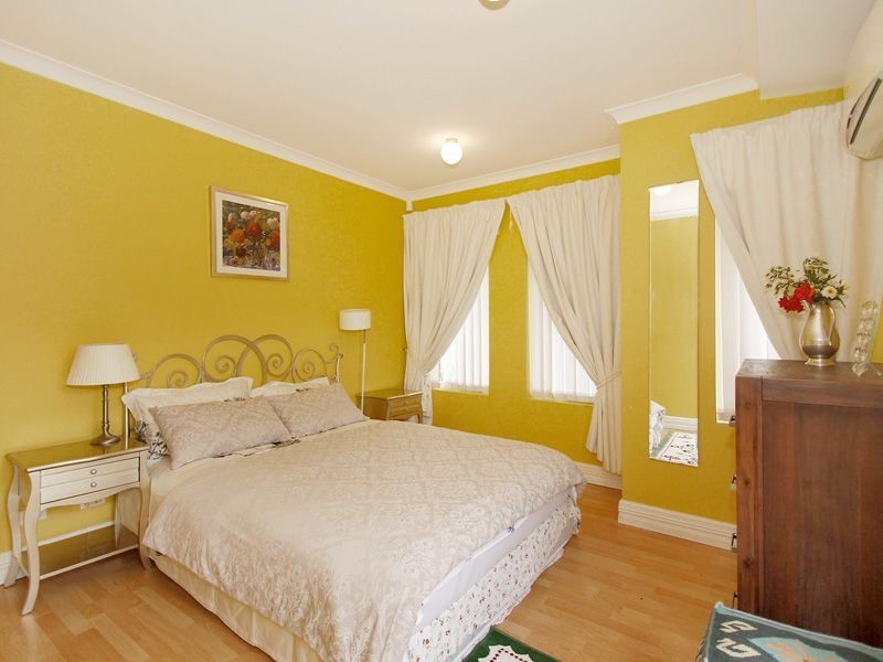 15 Merlin Way, Wattle Grove WA 6107