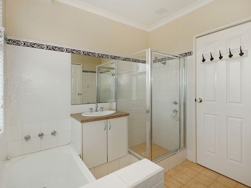 15 Merlin Way, Wattle Grove WA 6107