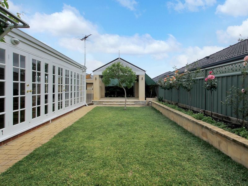 15 Merlin Way, Wattle Grove WA 6107