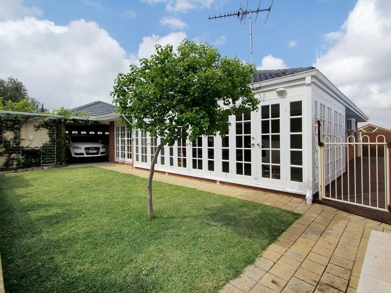 15 Merlin Way, Wattle Grove WA 6107