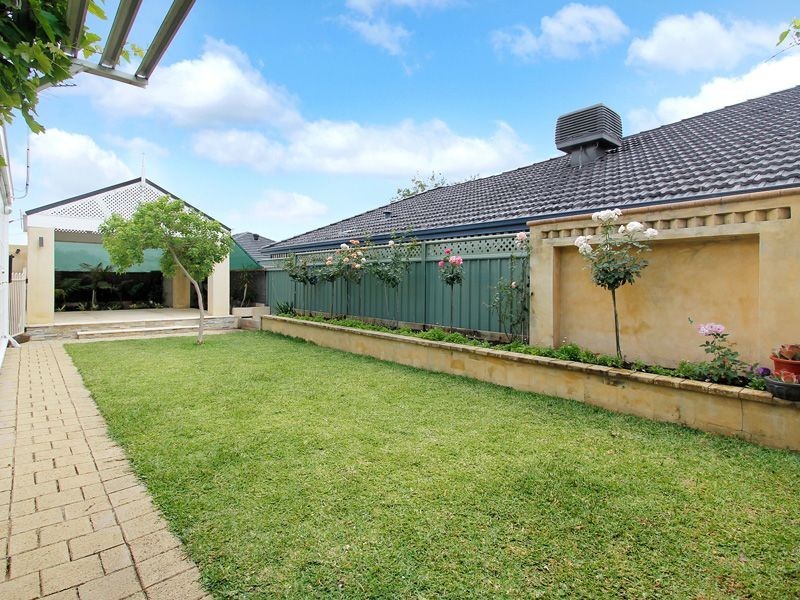 15 Merlin Way, Wattle Grove WA 6107