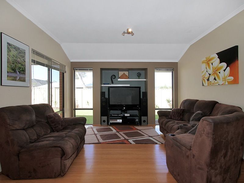 2 Kalari Drive, Wattle Grove WA 6107