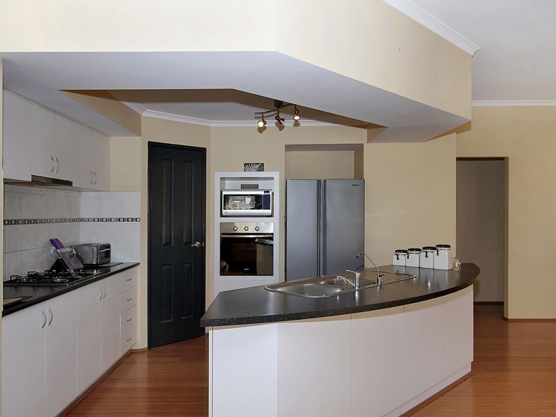 2 Kalari Drive, Wattle Grove WA 6107