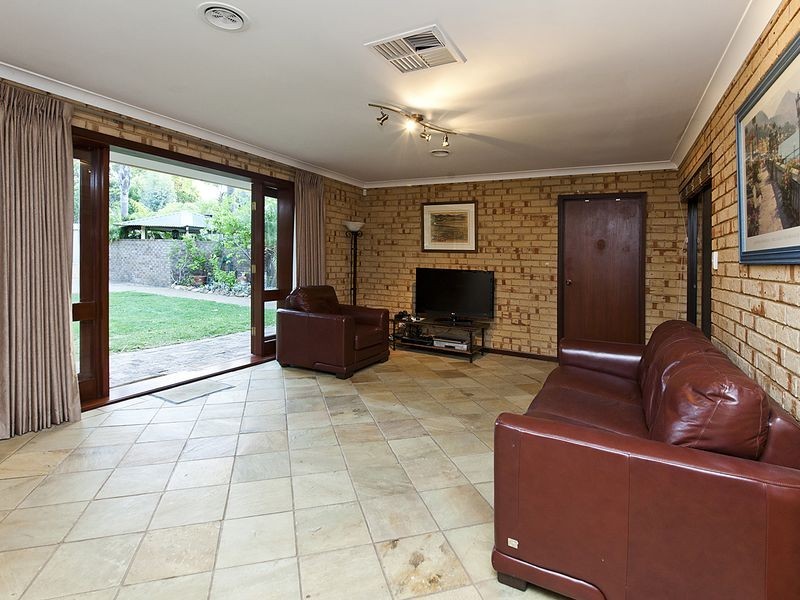 14 Hawkvalley Crescent, Maida Vale WA 6057
