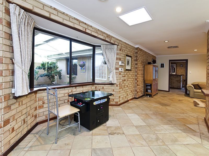 14 Hawkvalley Crescent, Maida Vale WA 6057