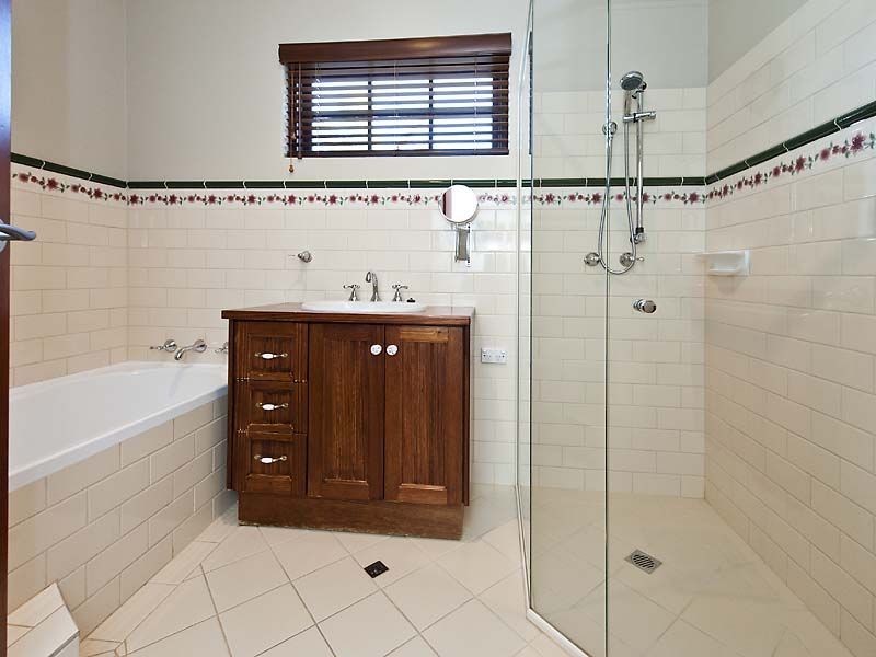 2 Girrawheen Drive, Gooseberry Hill WA 6076